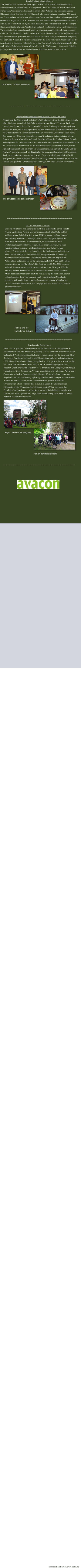 heimastube@heimatverein-calbe.de Bornholm in 60 Minuten bereist Zum zwölften Mal konnten wir Ende April 2024 Dr. Klaus Harro Tiemann mit einem Reisebericht in der Heimatstube Calbe begrüßen. Dieses Mal stand die Insel Bornholm im Mittelpunkt. Was sich irgendwie deutsch anhört ist in Wahrheit eine Ostseeinsel, die zu Dänemark gehört. Die Insel ist 45x35 km groß oder besser klein und besteht zu 95 Prozent aus Felsen und nur im Südwesten gibt es etwas Sandstrand. Die Insel erreicht man per Schiff (Fähre) von Rügen aus in ca. 3,5 Stunden. Wer also nicht unbedingt Badeurlaub machen will, kann die Insel touristisch auf eigene Faust erkunden. Ihre Markenzeichen sind die farbigen Häuser, die Rundkirchen, die Windmühlen und die 6 Fischräuchereien, wo es Fisch in allen Varianten gibt. Man kann aber auch sonst gut essen, entweder in einigen Restaurants oder Cafés vor Ort. Als Freund von leckerem Eis ist man auf Bornholm auch gut aufgehoben, denn die Dänen essen das ganze Jahr Eis. Was man auch wissen sollte, sind die hohen Bierpreise, wie überall im Norden. Ein weiterer Hingucker ist das Haus von Martin Anderson Nexö, der seine Jugend in Bornholm verlebte, bevor er eine Karriere als Schriftsteller machte. Er lebte nach einigen Zwischenaufenthalten letztendlich in der DDR, wo er 1954 verstarb. In Calbe gibt es ja auch eine Straße mit seinem Namen und nun wissen Sie auch warum. Der Referent mit Mutti und Lehrer Die offizielle Fischereitradition existiert seit fast 600 Jahren Warum wird das Wort offiziell so betont? Weil bestimmtweit vor den 600 Jahren ebenfalls schon Fischfang an der Saale bei Calbe betrieben wurde. Doch 1439 wurde durch eine Urkunde des Erzbischofs den Fischern amtlich erlaubt, Fischfang in einem festgelegten Bereich der Saale, von Nienburg bis nach Trabitz, zu betreiben. Dieses Datum wurde somit zur Geburtsstunde der Fischereibrüderschaft „St. Nicolai“ zu Calbe Saale. Nach Adam Ries genau vor 585 Jahren. Jedenfalls ein guter Grund dieses Datum mit einer kleinen Feier zu gedecken. Mitte März trafen sich dann Nachfahren der Fischereibrüder, Freunde und Mitglieder des Heimatvereins in der Heimatstube. Dort gab es dann einen Rückblick in die Geschichte der Brüderschaft bis hin zumBaugeschehen der letzten 10 Jahre, welche sich im Bereich der Saale, am Wehr, am Mühlgraben und im Bereich der Straße „Kleine Fischerei“ abspielten. Aktuell wird ja die alte Ufermauer am ehemaligen Mühlengelände durch ein neues Bauwerk ersetzt. Nach so viel Theorie wurde für das leibliche Wohl gesorgt und als kleiner Höhepunkt und Überraschung konnte Steffen Held als Initiator des Ganzen eine spezielle Torte anschneiden. Sozusagen 585 Jahre Tradition süß verpackt. ---------------------------------------------------------------------------------------- ---------------------------------------------------------------------------------------------- Die anwesenden Fischereibrüder Im Laufschritt durch Europa Er ist ein Abenteurer vom Scheitel bis zur Sohle. Die Sprache ist von Ronald Prokein aus Rostock. Anfang Mai war er zum dritten Mal in Calbe zu Gast und hatte seinen Reisebricht über seinen 5004 km langen Lauf von Istanbul zum Nordkap im Gepäck. Die Frage, die sich jeder zwangsläufig nach der Motivation für solch ein Unternehmen stellt, ist schnell erklärt. Nach Weltumradelung mit 22 Jahren, verschiedenen anderen Touren, wie einer Kanutour auf der Lena usw. wurde die Idee dieser sportlichen Tortour geboren. Er wäre damit der erste Mensch, der im Hochsommer im Laufschritt diese Tour als Europalauf absolviert hätte. Nach gründlicher Vorbereitung machte sich der Rostocker mit Schäferhund Arthus und dem Begleiter mit Auto Mathias Volkmann, der für die Verpflegung, Foto& Video und Sonstiges verantwortlich war, auf die „Reise“. Der Start war am 20. Mai 2006 gewesen und nach 3 Monaten extremer Strapazen erreichte er am 21.August 2006 das Nordkap. Seine Erlebnisse konnte er auch nach den vielen Jahren an diesem Abend noch sehr authentisch vermitteln. Vielleicht lag das auch daran, dass er viele Jahre später diese Tour in einem Buch verarbeitet hatte. Noch heute erinnert er sich an die vielen positiven Begegnungen mit den Menschen vor Ort und an die Gastfreundschaft, die von gegenseitigem Respekt und Toleranz gekennzeichnet war. Ronald und die  zerlaufenen Schuhe ------------------------------------------------------------------------------------------------ Radelspaß im Salzlandkreis Jedes Jahr zur gleichen Zeit machen wir uns für den Salzland-Radeltag bereit. So auch in diesem Jahr fand der Radeltag Anfang Mai bei optimalem Wetter statt. Zielort und zugleich Austragungsort der Radlerparty war in diesem Fall die Burgruine Klein Rosenburg. Dort hatten sich nach ersten Erkenntnissen außer normal Angereiste,gut 277 Radler mit organisierten Touren eingefunden. Nicht ganz 10 Prozent waren dabei aus Calbe. Die Veranstalter –EMS und der RRF Kleinmühlingen (Radfreizeit, Radsport Geschichte und Friedensfahrt e. V.) hatten mit dem Gastgeber, dem Burg-& Heimatverein Klein Rosenburg e. V. einen kompetenten und vielseitigen Partner und Organisator gefunden. Es passte einfach alles, das Wetter, die Gastronomie, das Angebot in Sachen Unterhaltung, Spielmöglichkeiten und Führungen im touristischen Bereich. Es wurde letztlich jedem Teilnehmer etwas geboten. Besonders erwähnenswert ist die Tatsache, dass es aus allen Ecken des Salzlandkreises Gästezustrom gab. Warum erwähne ich das so explizit? Weil man sonst das Empfinden hat, dass in unserem Landkreis noch sehr in Schubladen gedacht wird. Dass es auch anders gehen kann, zeigte diese Veranstaltung. Man muss nur wollen und über den Tellerrand schauen.  Reges Treiben an der Burgruine Halt an der Hospitalkirche -------------------------------------------------------------------------------------------------------