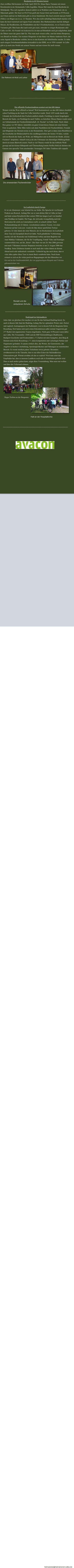 heimastube@heimatverein-calbe.de Bornholm in 60 Minuten bereist Zum zwölften Mal konnten wir Ende April 2024 Dr. Klaus Harro Tiemann mit einem Reisebericht in der Heimatstube Calbe begrüßen. Dieses Mal stand die Insel Bornholm im Mittelpunkt. Was sich irgendwie deutsch anhört ist in Wahrheit eine Ostseeinsel, die zu Dänemark gehört. Die Insel ist 45x35 km groß oder besser klein und besteht zu 95 Prozent aus Felsen und nur im Südwesten gibt es etwas Sandstrand. Die Insel erreicht man per Schiff (Fähre) von Rügen aus in ca. 3,5 Stunden. Wer also nicht unbedingt Badeurlaub machen will, kann die Insel touristisch auf eigene Faust erkunden. Ihre Markenzeichen sind die farbigen Häuser, die Rundkirchen, die Windmühlen und die 6 Fischräuchereien, wo es Fisch in allen Varianten gibt. Man kann aber auch sonst gut essen, entweder in einigen Restaurants oder Cafés vor Ort. Als Freund von leckerem Eis ist man auf Bornholm auch gut aufgehoben, denn die Dänen essen das ganze Jahr Eis. Was man auch wissen sollte, sind die hohen Bierpreise, wie überall im Norden. Ein weiterer Hingucker ist das Haus von Martin Anderson Nexö, der seine Jugend in Bornholm verlebte, bevor er eine Karriere als Schriftsteller machte. Er lebte nach einigen Zwischenaufenthalten letztendlich in der DDR, wo er 1954 verstarb. In Calbe gibt es ja auch eine Straße mit seinem Namen und nun wissen Sie auch warum. Der Referent mit Mutti und Lehrer Die offizielle Fischereitradition existiert seit fast 600 Jahren Warum wird das Wort offiziell so betont? Weil bestimmtweit vor den 600 Jahren ebenfalls schon Fischfang an der Saale bei Calbe betrieben wurde. Doch 1439 wurde durch eine Urkunde des Erzbischofs den Fischern amtlich erlaubt, Fischfang in einem festgelegten Bereich der Saale, von Nienburg bis nach Trabitz, zu betreiben. Dieses Datum wurde somit zur Geburtsstunde der Fischereibrüderschaft „St. Nicolai“ zu Calbe Saale. Nach Adam Ries genau vor 585 Jahren. Jedenfalls ein guter Grund dieses Datum mit einer kleinen Feier zu gedecken. Mitte März trafen sich dann Nachfahren der Fischereibrüder, Freunde und Mitglieder des Heimatvereins in der Heimatstube. Dort gab es dann einen Rückblick in die Geschichte der Brüderschaft bis hin zumBaugeschehen der letzten 10 Jahre, welche sich im Bereich der Saale, am Wehr, am Mühlgraben und im Bereich der Straße „Kleine Fischerei“ abspielten. Aktuell wird ja die alte Ufermauer am ehemaligen Mühlengelände durch ein neues Bauwerk ersetzt. Nach so viel Theorie wurde für das leibliche Wohl gesorgt und als kleiner Höhepunkt und Überraschung konnte Steffen Held als Initiator des Ganzen eine spezielle Torte anschneiden. Sozusagen 585 Jahre Tradition süß verpackt. ---------------------------------------------------------------------------------------- ---------------------------------------------------------------------------------------------- Die anwesenden Fischereibrüder Im Laufschritt durch Europa Er ist ein Abenteurer vom Scheitel bis zur Sohle. Die Sprache ist von Ronald Prokein aus Rostock. Anfang Mai war er zum dritten Mal in Calbe zu Gast und hatte seinen Reisebricht über seinen 5004 km langen Lauf von Istanbul zum Nordkap im Gepäck. Die Frage, die sich jeder zwangsläufig nach der Motivation für solch ein Unternehmen stellt, ist schnell erklärt. Nach Weltumradelung mit 22 Jahren, verschiedenen anderen Touren, wie einer Kanutour auf der Lena usw. wurde die Idee dieser sportlichen Tortour geboren. Er wäre damit der erste Mensch, der im Hochsommer im Laufschritt diese Tour als Europalauf absolviert hätte. Nach gründlicher Vorbereitung machte sich der Rostocker mit Schäferhund Arthus und dem Begleiter mit Auto Mathias Volkmann, der für die Verpflegung, Foto& Video und Sonstiges verantwortlich war, auf die „Reise“. Der Start war am 20. Mai 2006 gewesen und nach 3 Monaten extremer Strapazen erreichte er am 21.August 2006 das Nordkap. Seine Erlebnisse konnte er auch nach den vielen Jahren an diesem Abend noch sehr authentisch vermitteln. Vielleicht lag das auch daran, dass er viele Jahre später diese Tour in einem Buch verarbeitet hatte. Noch heute erinnert er sich an die vielen positiven Begegnungen mit den Menschen vor Ort und an die Gastfreundschaft, die von gegenseitigem Respekt und Toleranz gekennzeichnet war. Ronald und die  zerlaufenen Schuhe ------------------------------------------------------------------------------------------------ Radelspaß im Salzlandkreis Jedes Jahr zur gleichen Zeit machen wir uns für den Salzland-Radeltag bereit. So auch in diesem Jahr fand der Radeltag Anfang Mai bei optimalem Wetter statt. Zielort und zugleich Austragungsort der Radlerparty war in diesem Fall die Burgruine Klein Rosenburg. Dort hatten sich nach ersten Erkenntnissen außer normal Angereiste,gut 277 Radler mit organisierten Touren eingefunden. Nicht ganz 10 Prozent waren dabei aus Calbe. Die Veranstalter –EMS und der RRF Kleinmühlingen (Radfreizeit, Radsport Geschichte und Friedensfahrt e. V.) hatten mit dem Gastgeber, dem Burg-& Heimatverein Klein Rosenburg e. V. einen kompetenten und vielseitigen Partner und Organisator gefunden. Es passte einfach alles, das Wetter, die Gastronomie, das Angebot in Sachen Unterhaltung, Spielmöglichkeiten und Führungen im touristischen Bereich. Es wurde letztlich jedem Teilnehmer etwas geboten. Besonders erwähnenswert ist die Tatsache, dass es aus allen Ecken des Salzlandkreises Gästezustrom gab. Warum erwähne ich das so explizit? Weil man sonst das Empfinden hat, dass in unserem Landkreis noch sehr in Schubladen gedacht wird. Dass es auch anders gehen kann, zeigte diese Veranstaltung. Man muss nur wollen und über den Tellerrand schauen.  Reges Treiben an der Burgruine Halt an der Hospitalkirche -------------------------------------------------------------------------------------------------------